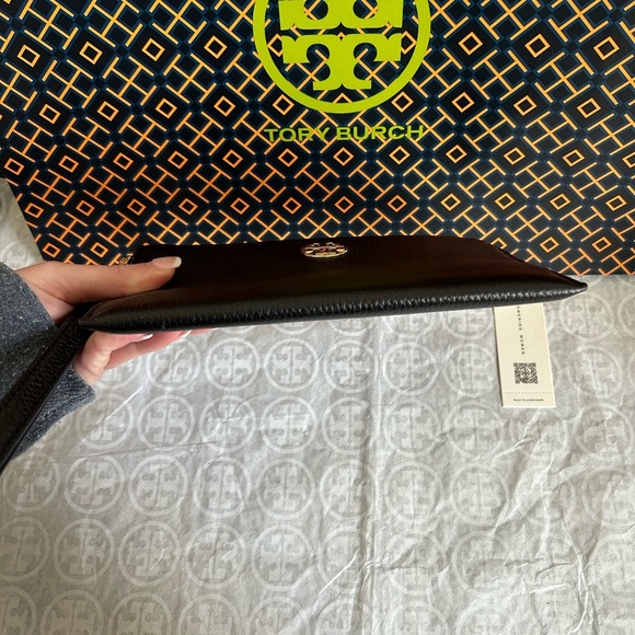 Tory Burch Chelsea Wristlet Bag Black Gold - Picture 4 of 8